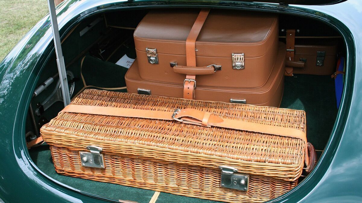 Open kofferbak met bagage