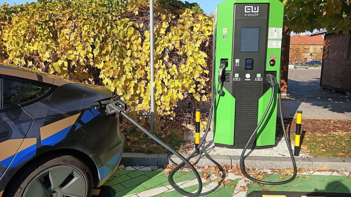 Elektrische auto aan een laadpaal