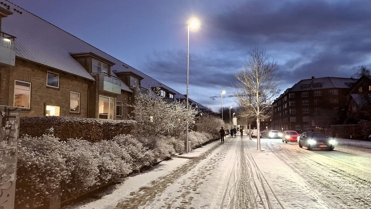 Auto in een winters landschap