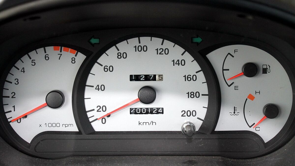 Dashboard met snelheidsmeter en brandstofmeter